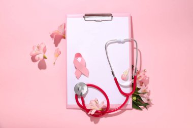 Pembe kurdele, çiçekler, steteskop, pembe fonda pano