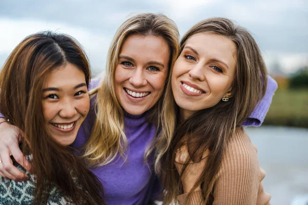 Tre Kvinnliga Vänner Kramar Varandra — Stockfoto