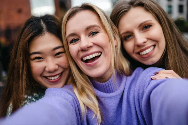 Tři Přítelkyně Baví Brát Selfie — Stock fotografie