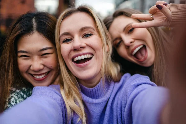 Trzy Dziewczyny Dobrze Się Bawią Robiąc Selfie — Zdjęcie stockowe