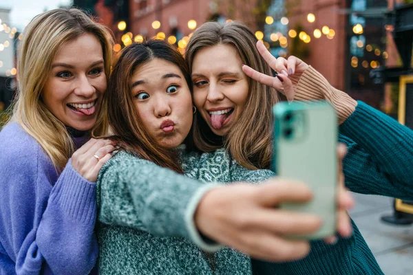 Trois Copines Amusent Prendre Selfie — Photo