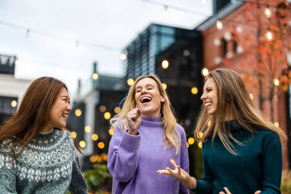 Grupp Kvinnliga Vänner Som Har Roligt Staden — Stockfoto