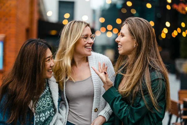 Grupp Kvinnliga Vänner Som Har Roligt Staden — Stockfoto