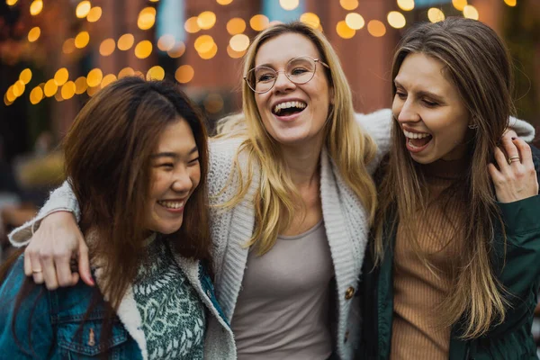 在城市里玩得开心的一群女性朋友 — 图库照片