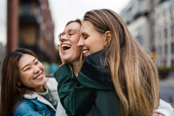 Tre Kvinnliga Vänner Kramar Varandra — Stockfoto