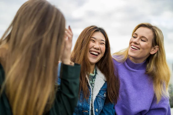 Młode Kobiety Rozmawiają Dobrze Się Bawią — Zdjęcie stockowe