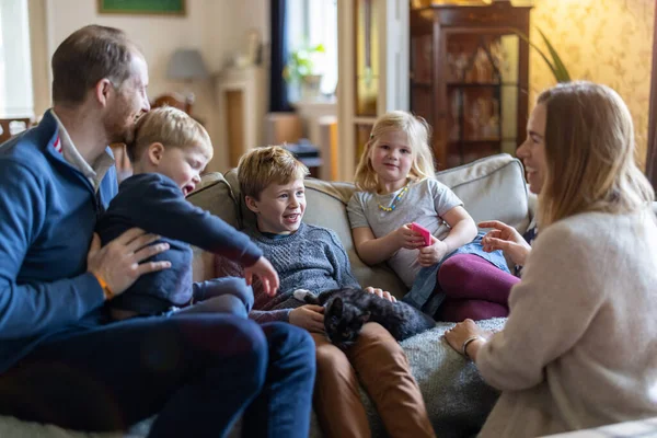 Ευτυχισμένη Οικογένεια Νεαρό Που Κάθεται Στον Καναπέ Στο Σπίτι — Φωτογραφία Αρχείου