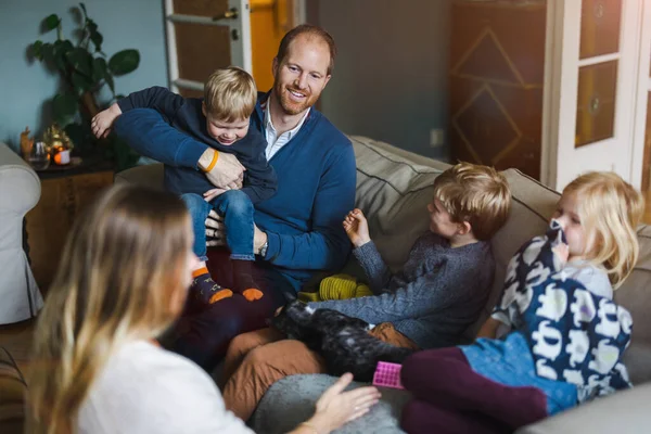 Ευτυχισμένη Οικογένεια Νεαρό Που Κάθεται Στον Καναπέ Στο Σπίτι — Φωτογραφία Αρχείου