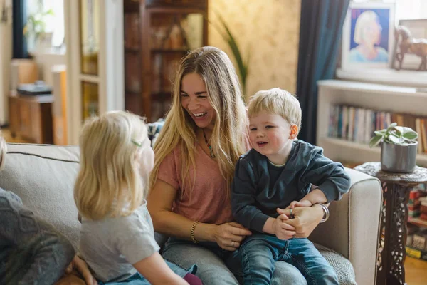 Mutter Mit Kindern Sitzt Hause Auf Sofa — Stockfoto