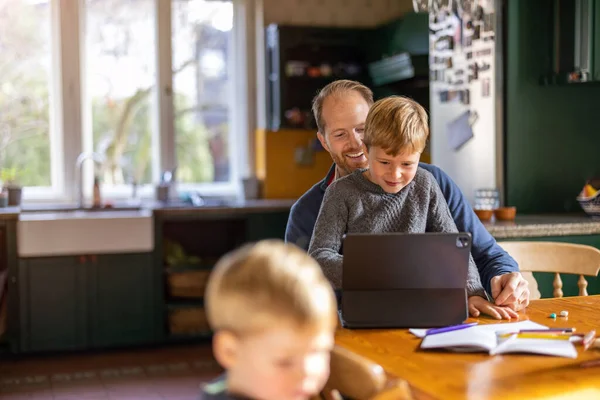 Dad Using Tablet Home Kids — Stock Photo, Image