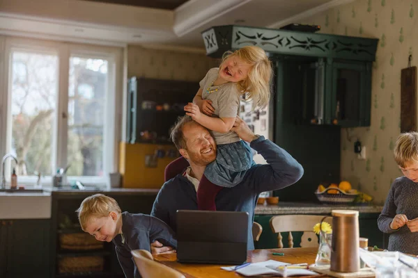 Papa Met Behulp Van Tablet Thuis Met Kinderen — Stockfoto