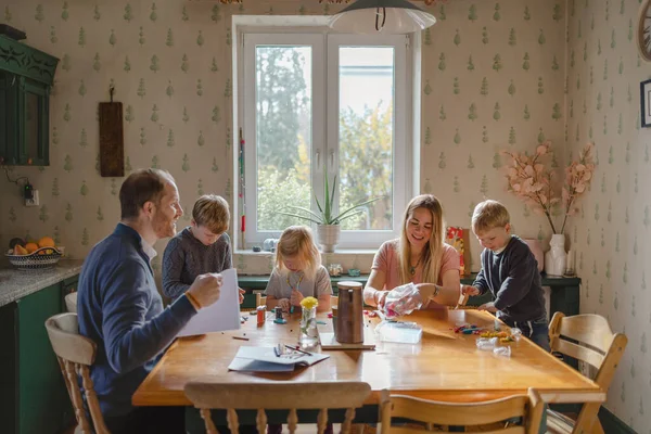 Glückliche Junge Familie Hause Esstisch — Stockfoto