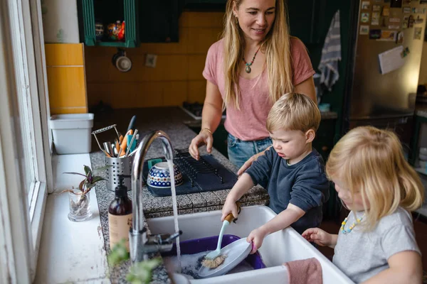 Дети Помогают Матери Мыть Посуду Кухне — стоковое фото