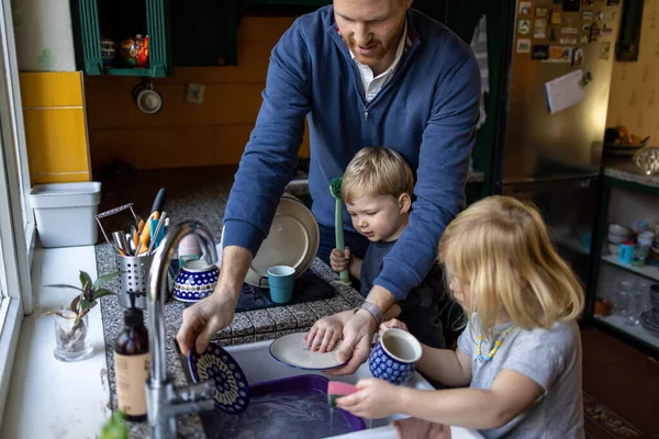 Kinder Helfen Vater Beim Geschirrspülen Der Küche — Stockfoto