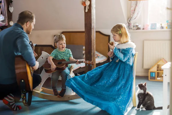 Papa Bringt Seinen Kindern Das Gitarrespielen Bei — Stockfoto