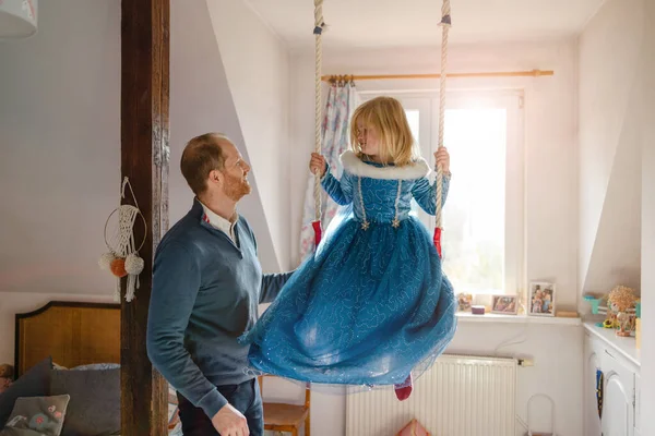 Baba Kızıyla Evde Oynarken — Stok fotoğraf