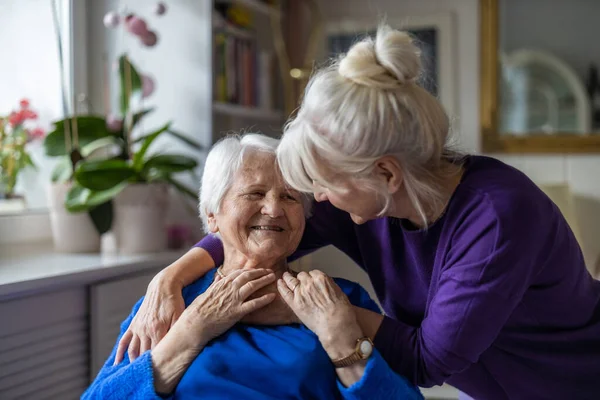 Donna Che Abbraccia Sua Anziana Madre — Foto Stock