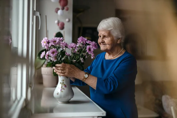 Porträtt Äldre Kvinna Hennes Hem — Stockfoto