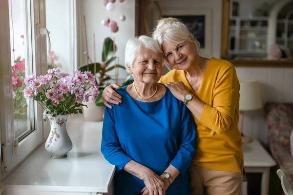 Donna Che Abbraccia Sua Anziana Madre — Foto Stock