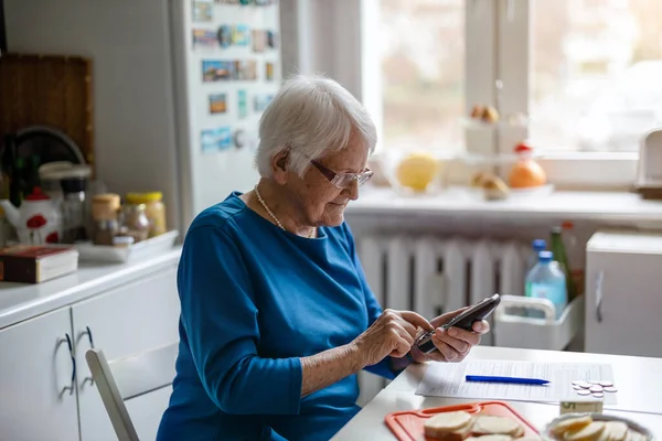 Старша Жінка Використовує Мобільний Телефон Вдома — стокове фото