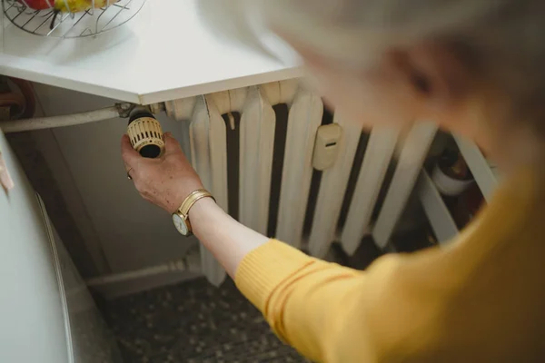 Mulher Ajustando Temperatura Radiador Casa — Fotografia de Stock
