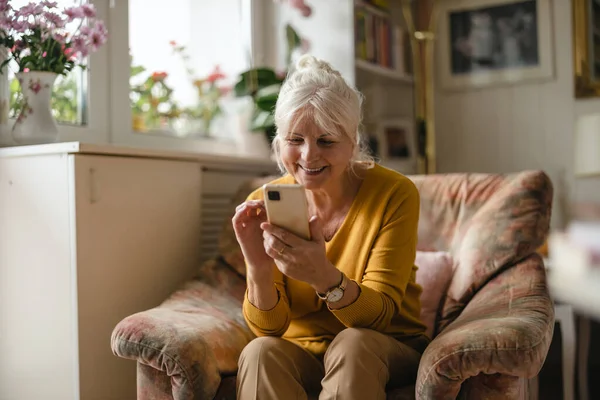 Ηλικιωμένη Γυναίκα Που Χρησιμοποιεί Κινητό Τηλέφωνο Στο Σπίτι — Φωτογραφία Αρχείου