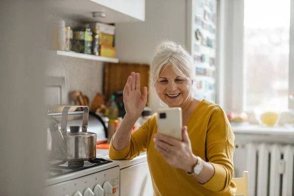 Старшая Женщина Использует Мобильный Телефон Дома — стоковое фото
