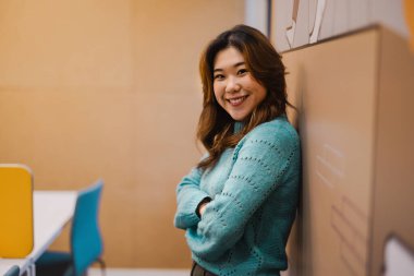 Kampüs kütüphanesindeki kız öğrenci.