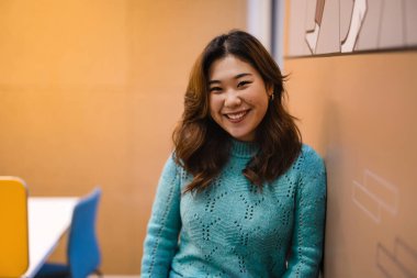 Kampüs kütüphanesindeki kız öğrenci.