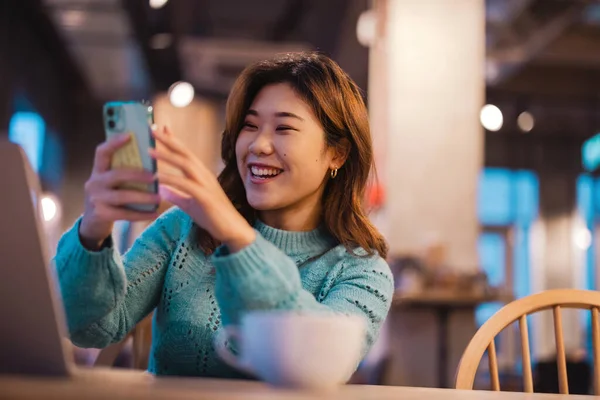 Jonge Vrouw Met Mobiele Telefoon Coffeeshop — Stockfoto