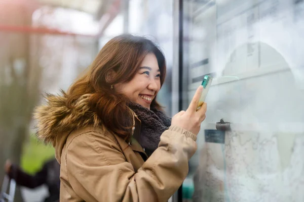 Ung Kvinna Som Använder Mobiltelefon När Står Vid Busshållplatsen — Stockfoto