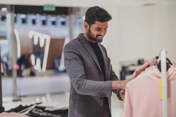 Молодой Человек Делает Покупки Магазине Одежды — стоковое фото