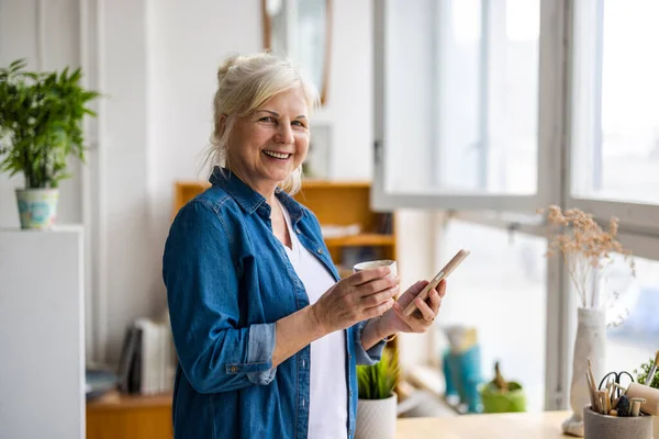 Sorridente Donna Anziana Utilizzando Smartphone — Foto Stock