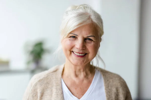 Portret Van Lachende Senior Vrouw Kijken Camera — Stockfoto