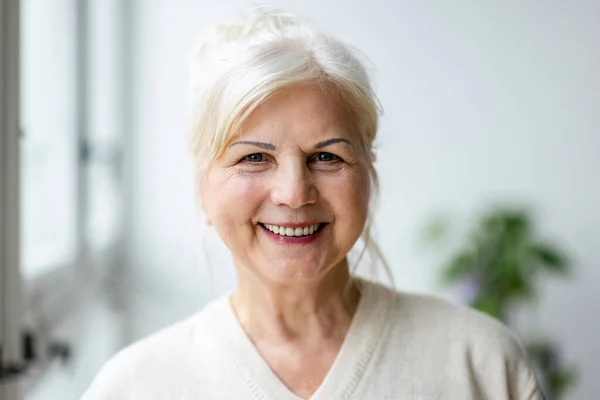 Portret Van Lachende Senior Vrouw Kijken Camera — Stockfoto