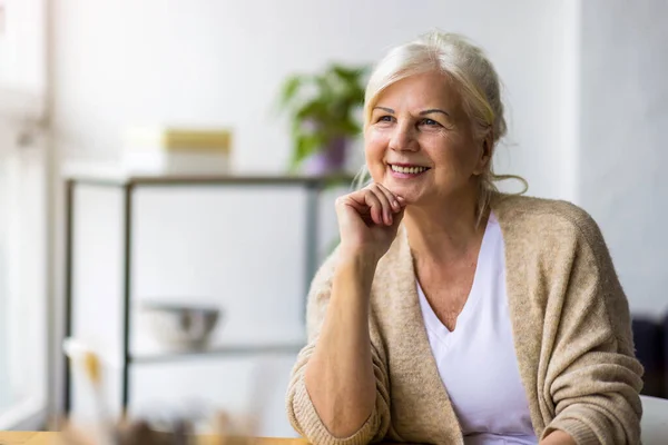 Portrait Smiling Senior Woman Looking Camera — Stock Photo, Image