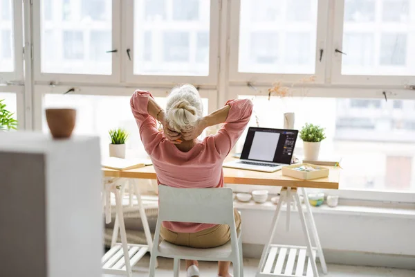 Ontspannen Senior Vrouw Zit Aan Tafel Het Kantoor — Stockfoto