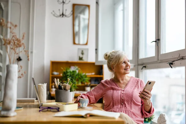 Smiling Senior Woman Using Smartphone — Stock Photo, Image