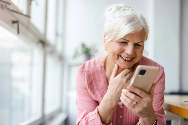 Gülümseyen Kadın Kıdemli Smartphone Kullanarak — Stok fotoğraf