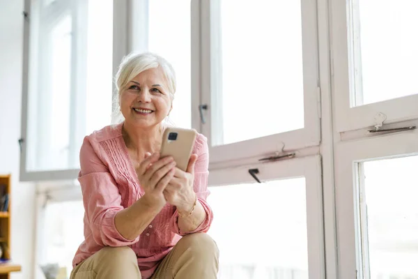 Улыбающаяся Пожилая Женщина Помощью Смартфона — стоковое фото