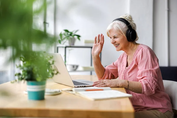 Glückliche Seniorin Kopfhörer Mit Laptop Und Winkt Während Videochat Die — Stockfoto