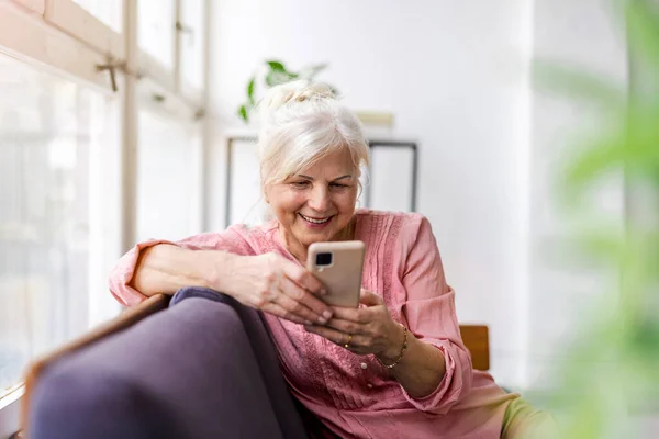 Gülümseyen Kadın Kıdemli Smartphone Kullanarak — Stok fotoğraf