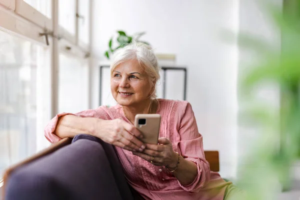Usměvavá Starší Žena Pomocí Smartphone — Stock fotografie