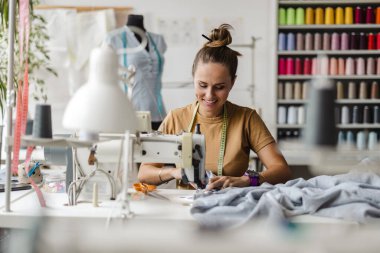 İş yerinde çalışan genç bir moda tasarımcısı.