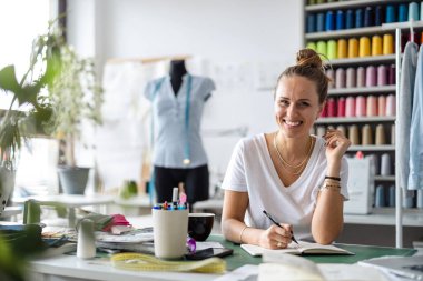 İş yerinde çalışan genç bir moda tasarımcısı.