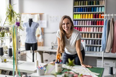 İş yerinde çalışan genç bir moda tasarımcısı.