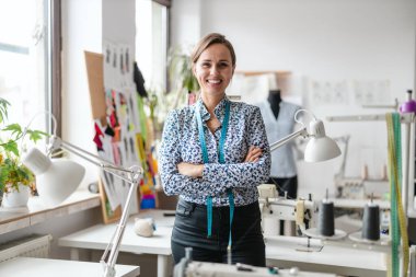 İş yerinde çalışan genç bir moda tasarımcısı.