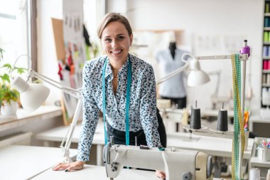 İş yerinde çalışan genç bir moda tasarımcısı.