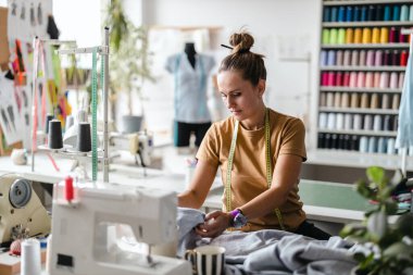 İş yerinde çalışan genç bir moda tasarımcısı.