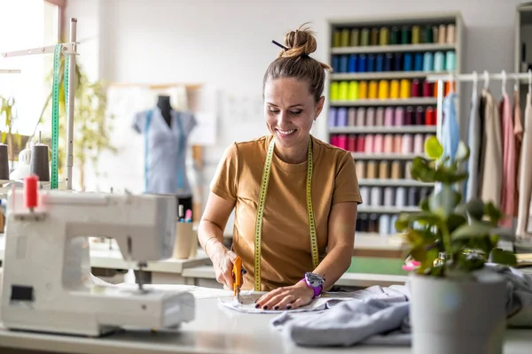 Junge Modedesignerin Arbeitet Ihrem Arbeitsplatz — Stockfoto